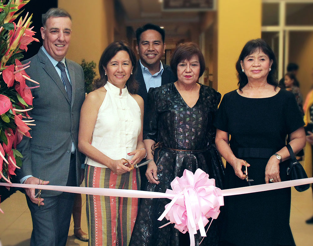 (from left) Taal Vista Hotel, General Manager Richard Gamlin, President of Nurture Wellness Village and art collector, Ms. Cathy Turvill, SMHCC Vice President for Business Development, Mr. Neil Rumbaoa, Sorrell Publishing Co. CEO, Ms. Victoria Mascetta and FC Group of Companies CEO and art collector, Dra. Rebecca Wata