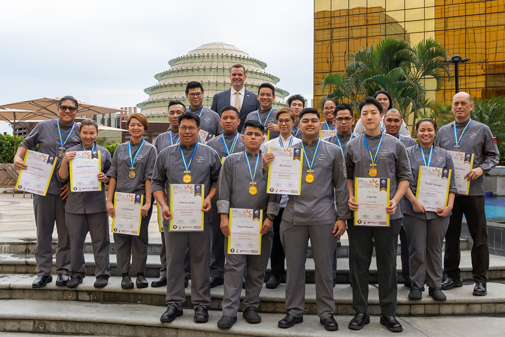 City of Dreams Manila’s chefs who won 32 medals in 13 categories at the Philippine Culinary Cup with Chief Operating Officer Kevin Benning (center, top row).