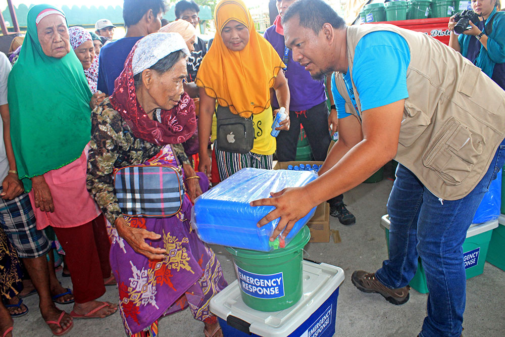 Families displaced by the military operations in Maguindanao were provided with non-food items & hygiene kits. Photo by Mhodz Suga 