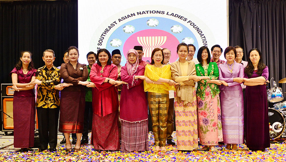 ASEAN Ambassadors and their spouses, led by H.E. Brunei Ambassador Hajah Johariah binti Haji Wahab and Mrs. Louie Barcelon-Locsin wife of Secretary of Foreign Affairs Teodoro Locsin, Jr., take part in the traditional ASEAN handshake