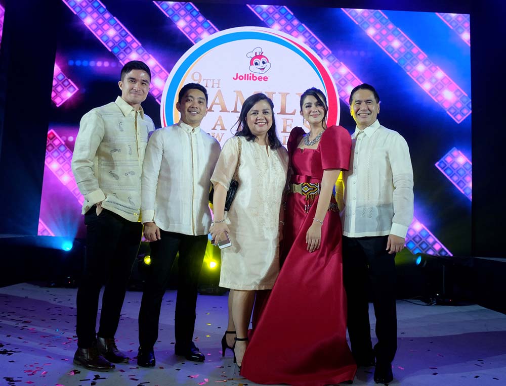 The 9th JFVA hosts Vince Velasco (leftmost) and Dimples Romana (second from right) show their jolly smiles as they share the stage with Jollibee executives (second from left) Francis Flores, Jollibee Global Brand CMO, JFC Philippines Country Business Group Marketing Head and concurrent Jollibee Philippines Marketing Head; (third from left) Arline Adeva, Jollibee Brand Communications, PR and Digital Marketing Head; and (rightmost) JJ Alano, Jollibee Philippines President.