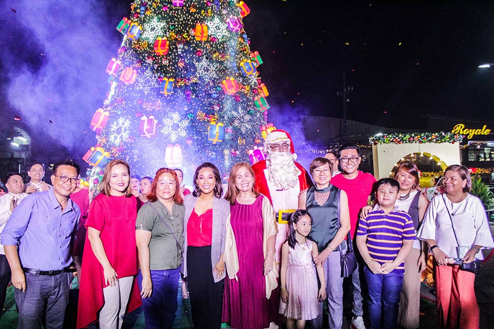 Ever Mall Christmas lighting opening ceremony. (From L to R) Ronelo Alvarez, Chie Arao-Santos, Evelyn Go, The Queen of Soul Jaya, Cynthia T. Dizon, Nenita Go-Lim, Joshua Aragon, Lourdes Go-Ortiga and Dolly Eloriaga.