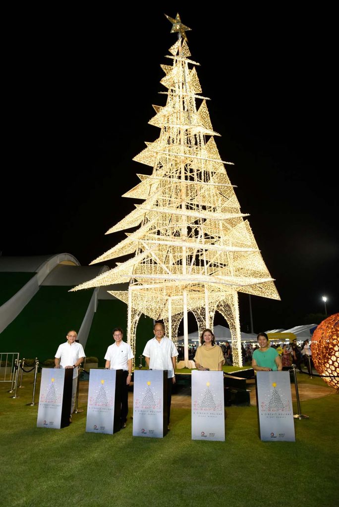 Circuit Makati’s towering Christmas Tree lighting was led by Ayala Land Head of Makati Estate Manny Blas, Alveo Land Corporation President Robert Lao, PRCI Chairman Santiago Cua Jr., Ayala Land Head of Marketing for Corporate Brand and Strategic Landbank Management Cathy Bengzon, and Ayala Land Project Development Head, Strategic Landbank Management – Makati Shiella Aguilar.