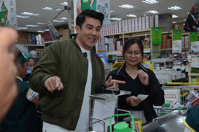 Celebrity endorser Luis Manzano surprises lucky shoppers at the mobile app launch copy