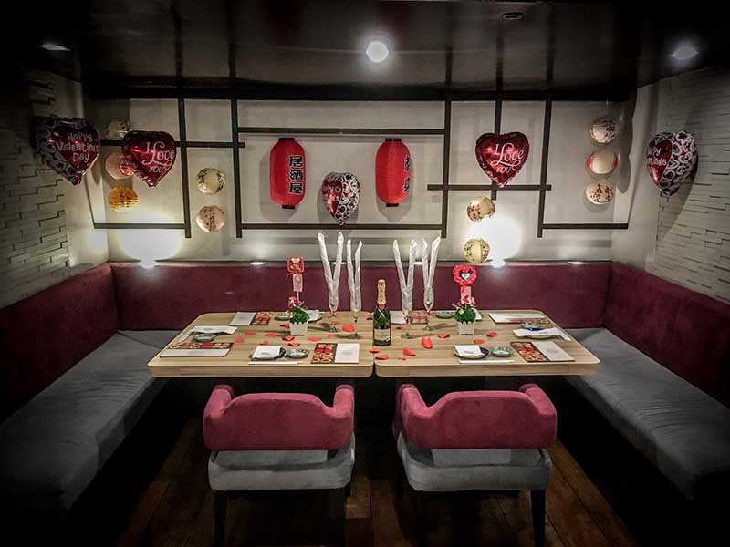 Dating couples, especially family members and close friends, will be glad to share their romantic evening in this intimate seating. copy