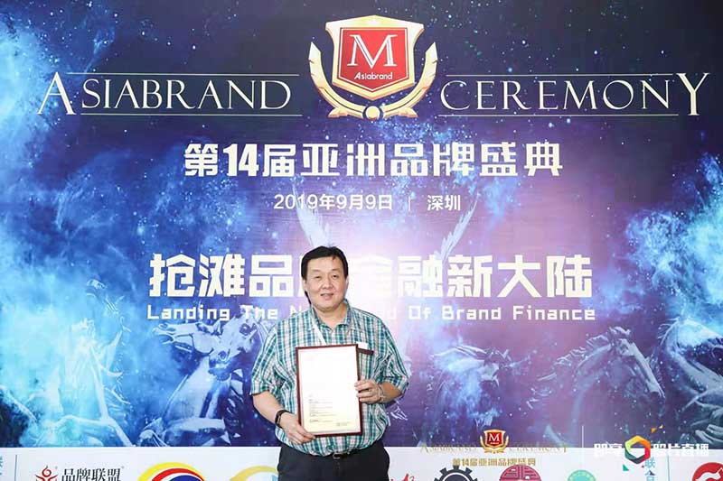 Camel Appliances Manufacturing Corp. VP for Sales and Marketing, Mr. Dennis Perales during the 14th Asiabrand ceremony.