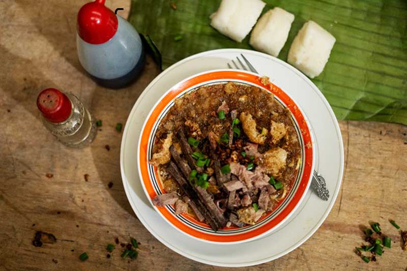 The rustic ambiance and the signature taste of Popoy’s Batchoy in the Iloilo Central Market, is the reason why locals and visitors from all walks of life keep coming back to savor the well-loved Ilonggo delicacy. The family says that it is different from the other batchoys because they use a special rock salt instead of the usual iodized salt.